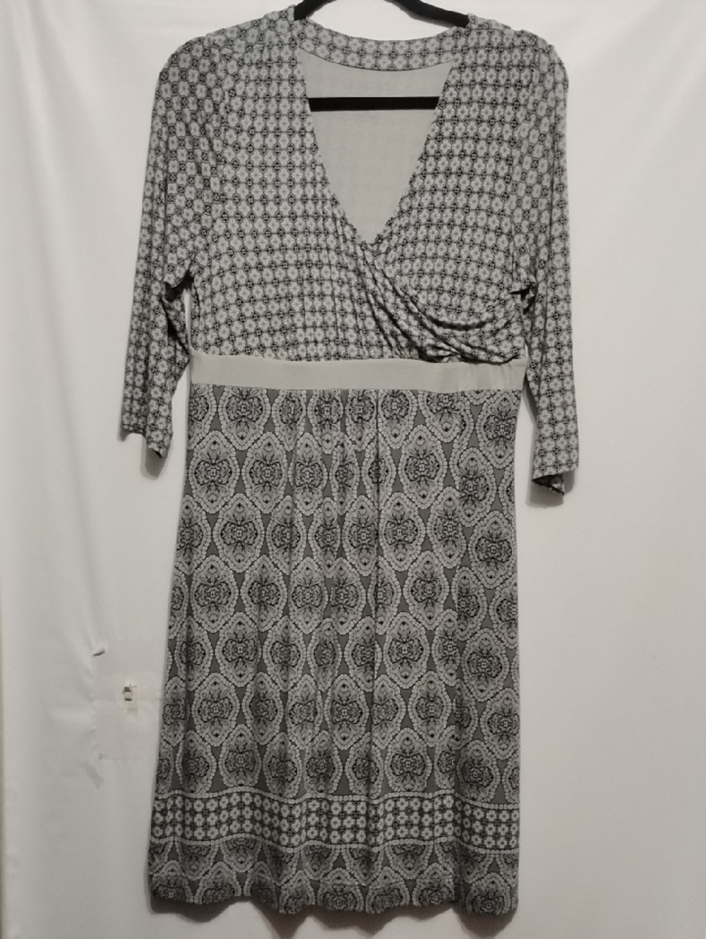 Athleta Popover Gray‎ and Black Patterned Midi Wrap Dress